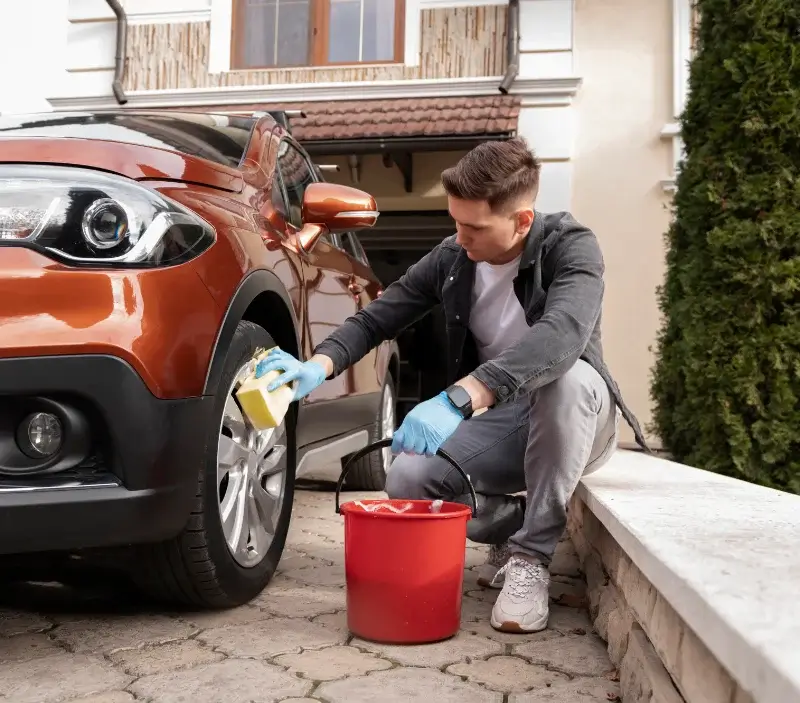 Lavage auto à domicile Saint-Didier-sur-Rochefort : professionnel intervenant sur un véhicule